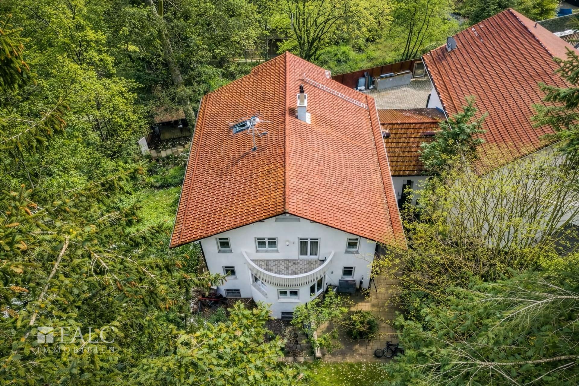 Drohnenaufnahme Gebäude mit Balkon